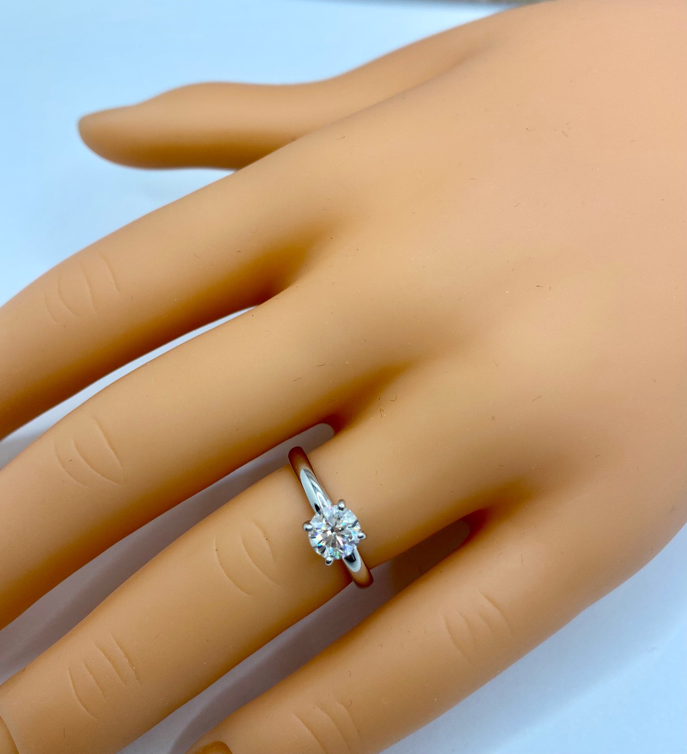 18K Solid White Solid Gold  Solitaire Round Brilliant Cut Diamond Engagement/ Wedding Ring
