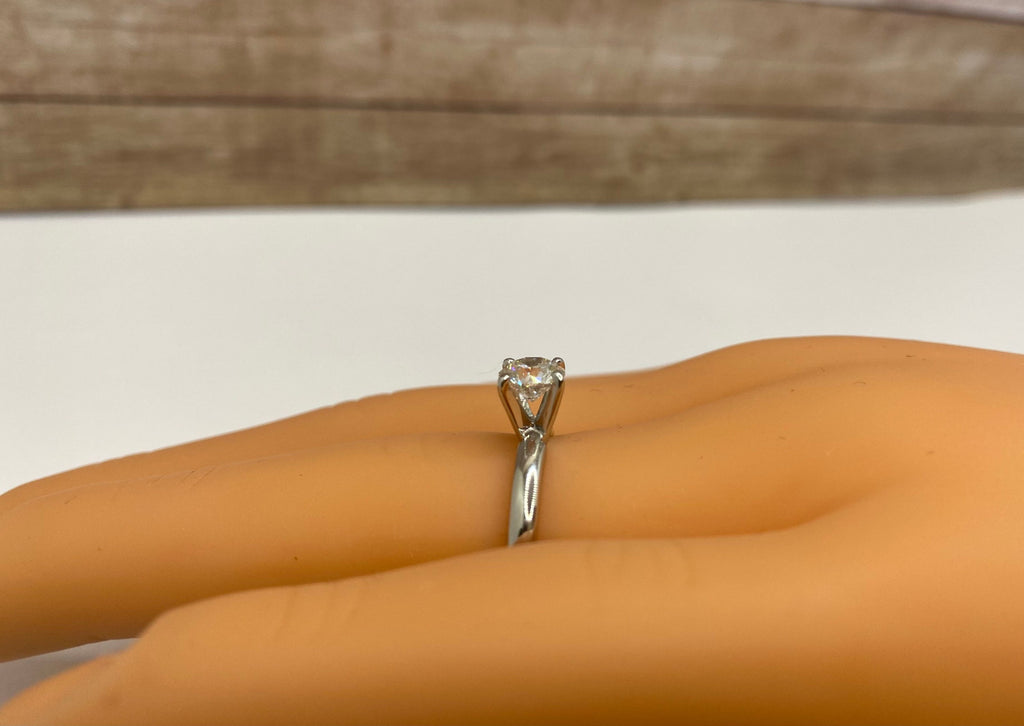 18K Solid White Solid Gold  Solitaire Round Brilliant Cut Diamond Engagement/ Wedding Ring