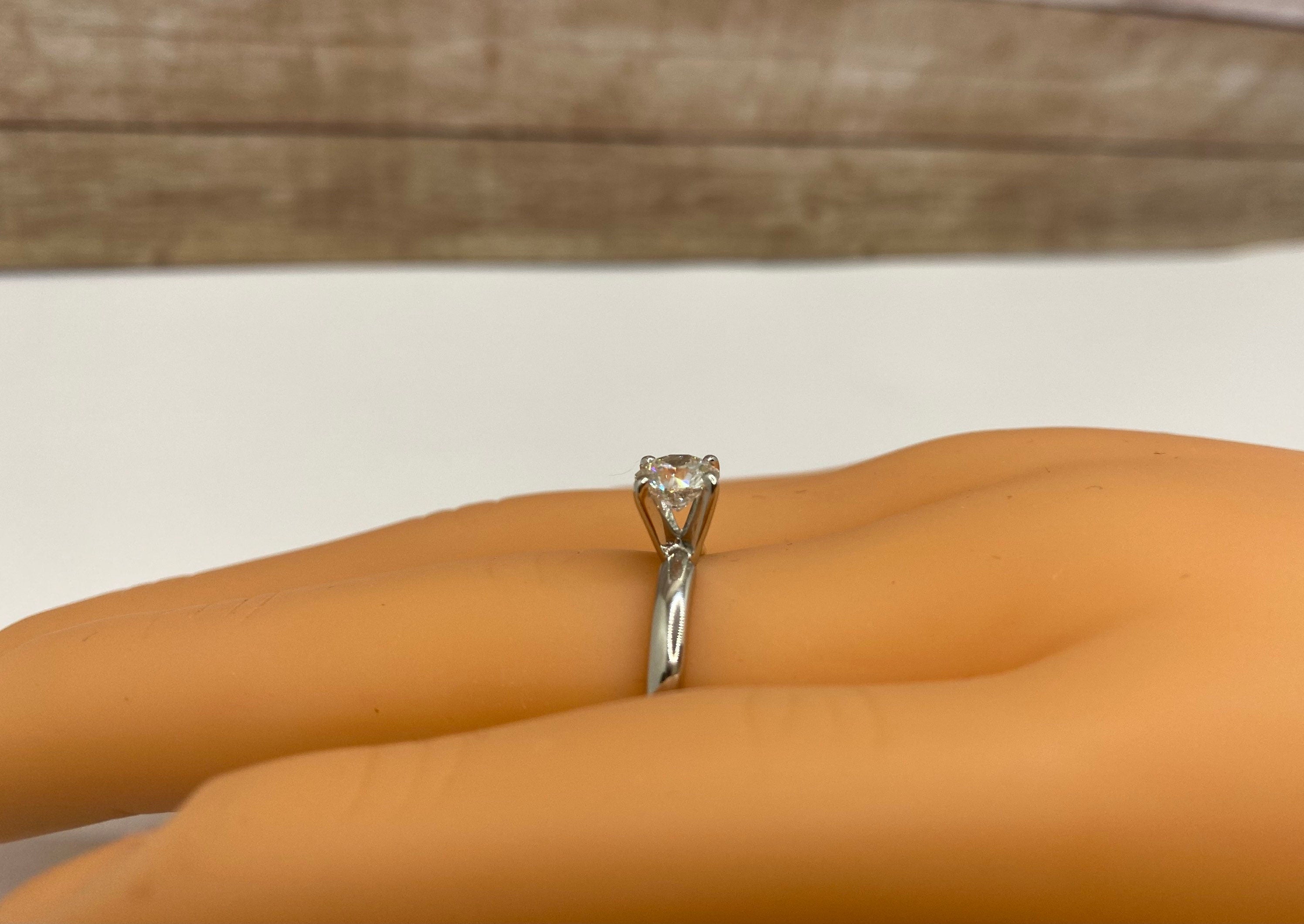 18K Solid White Solid Gold  Solitaire Round Brilliant Cut Diamond Engagement/ Wedding Ring