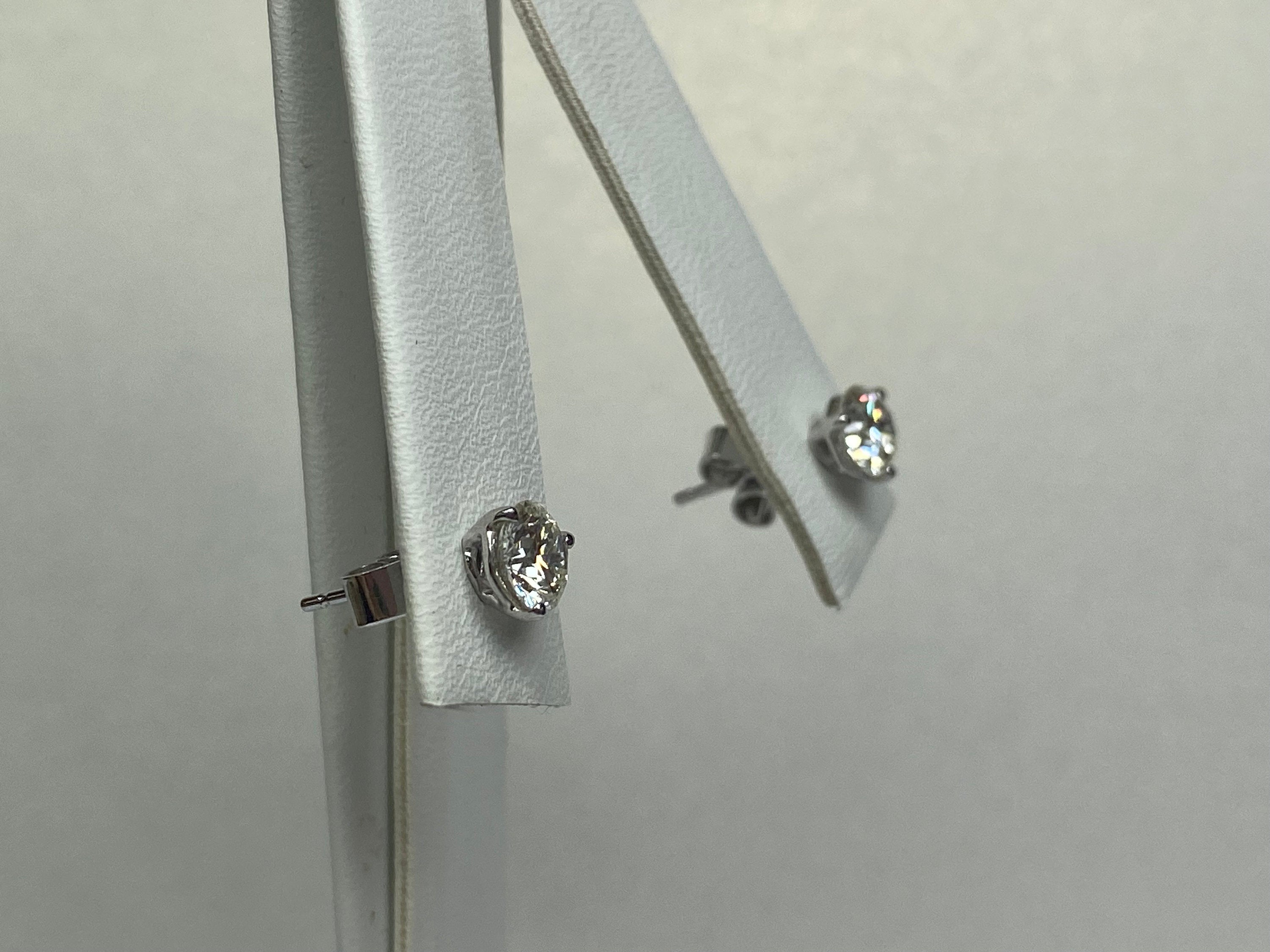 18K White Gold Diamond Stud Earrings: 0.5ct, 5.2mm