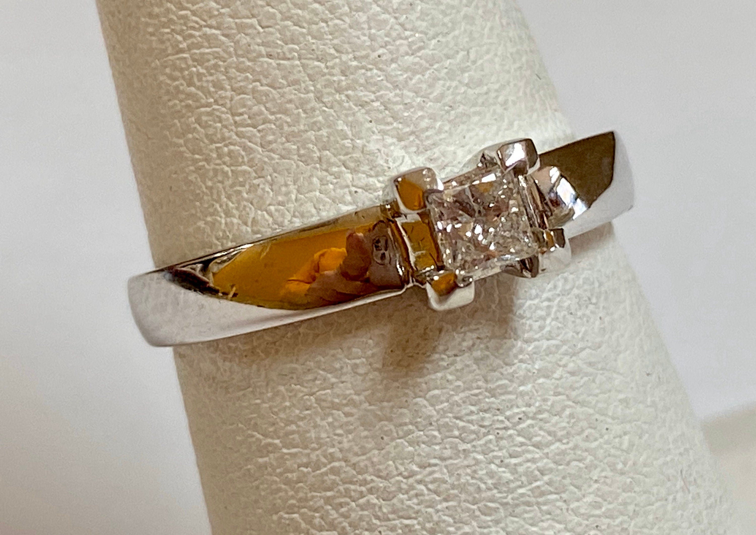 14K White Solid Gold Diamond Wedding/Engagement Ring !!!!! Size 7